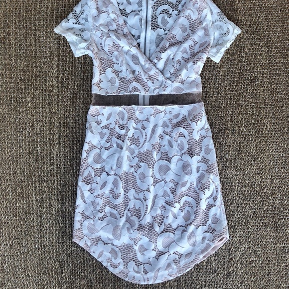 Lace Fitted Dress w Flattering Mesh 2 Piece Detail - Picture 3 of 6